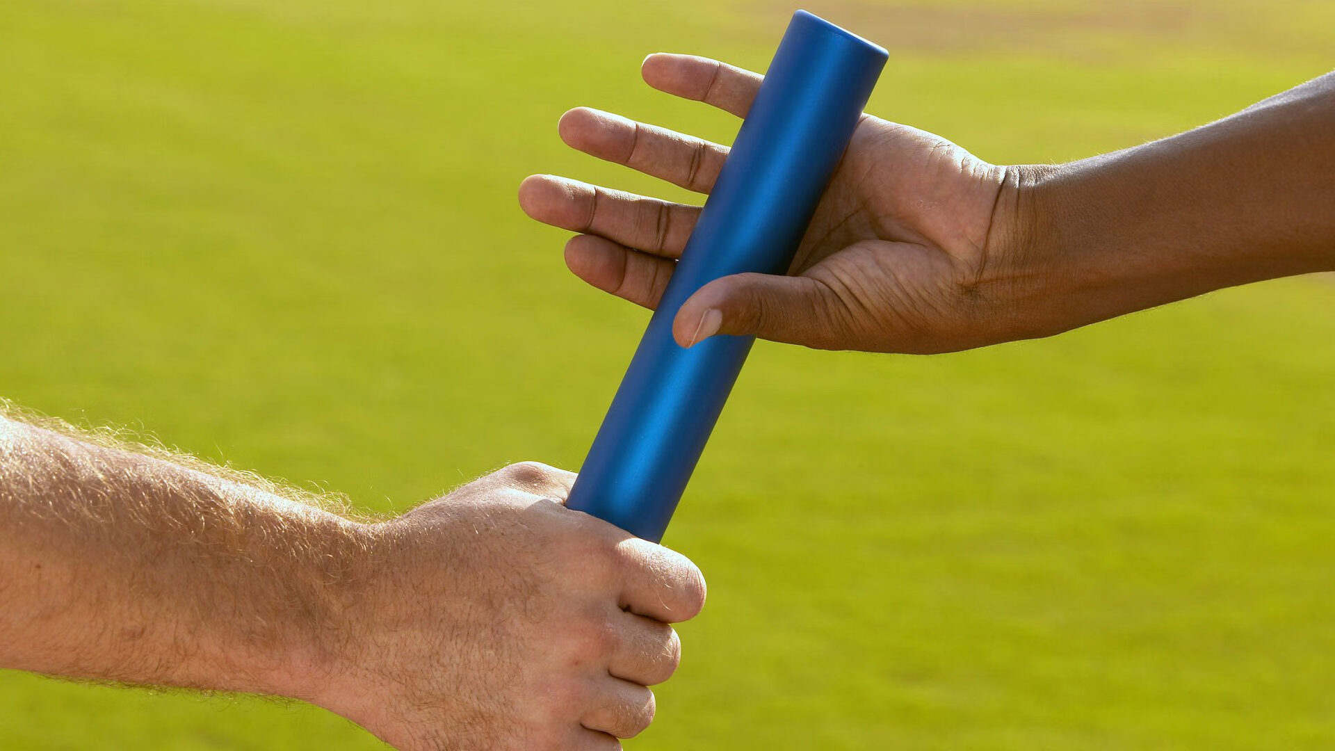 电竞热潮席卷全球，职业联赛收视率创新高，年轻选手成新偶像